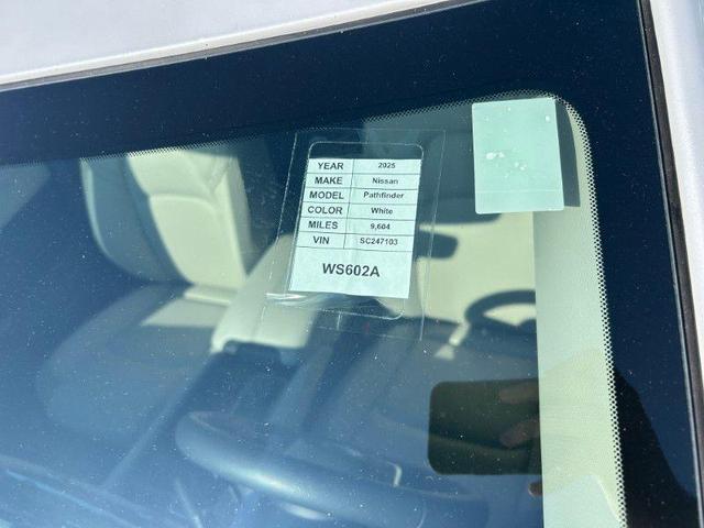 Photo of 2025 Everest White Pearl Tricoat Nissan Pathfinder