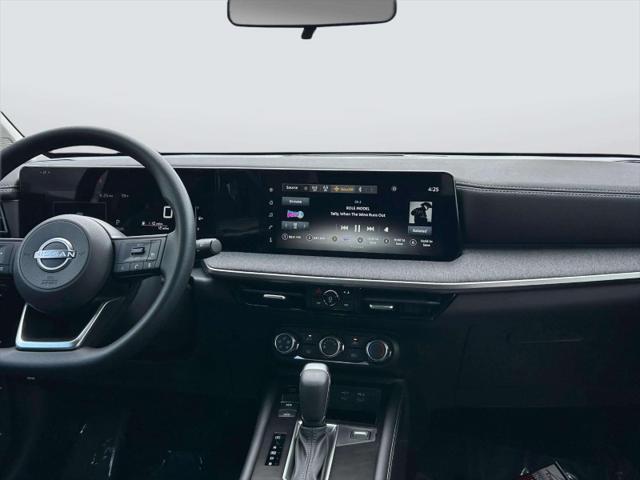 Photo of 2025 CANYON.BROWN Nissan Kicks