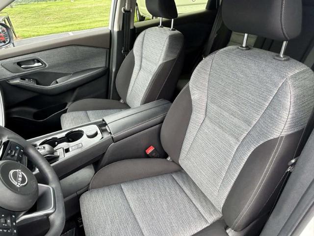 Photo of 2023 Pearl White Tricoat Nissan Rogue