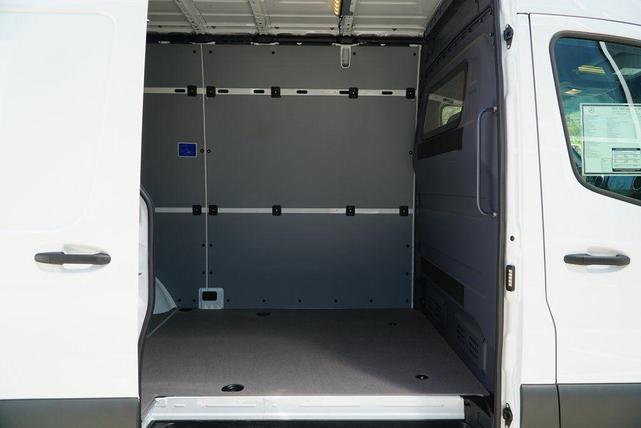 Photo of 2025 914 Mercedes-Benz Sprinter 2500
