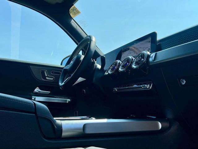 Photo of 2022 Night Black Mercedes-Benz GLB 250