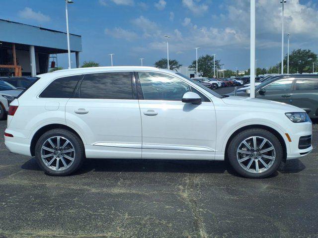 Photo of 2018 Glacier White Metallic Audi Q7