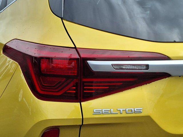Photo of 2023 Starbright Yellow/Black Roof Kia Seltos