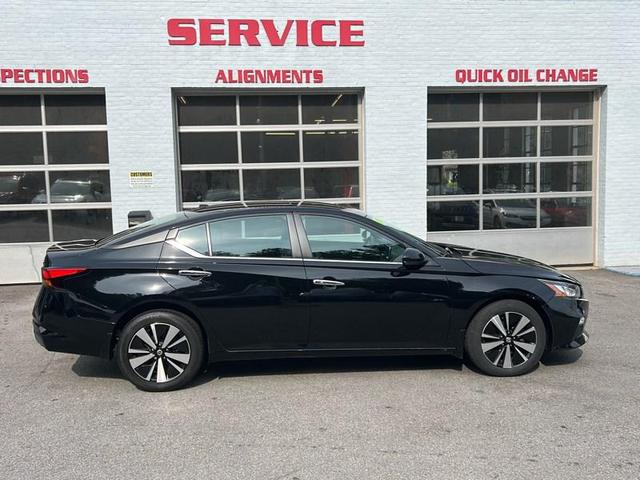 Photo of 2022 Super Black Nissan Altima