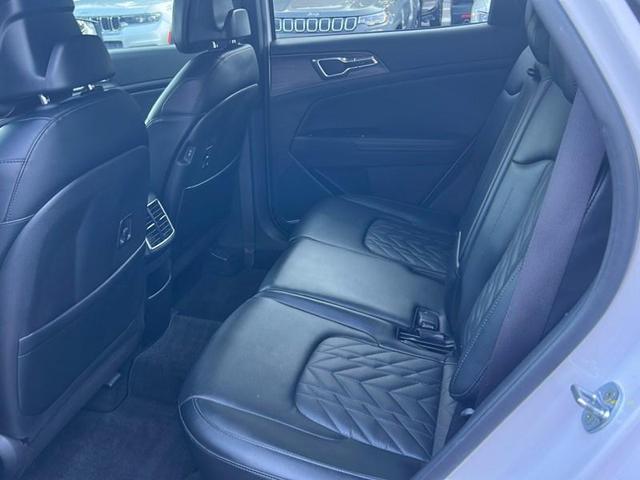Photo of 2023 Glacial White Pearl Kia Sportage