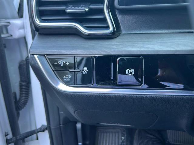 Photo of 2023 Glacial White Pearl Kia Sportage