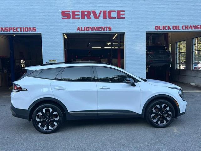 Photo of 2023 Glacial White Pearl Kia Sportage
