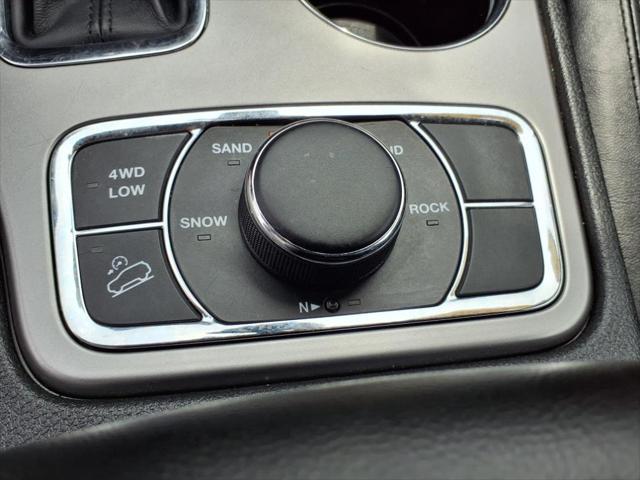 Photo of 2022 Bright White Clearcoat Jeep Grand Cherokee