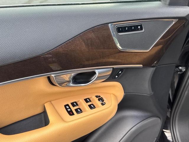 Photo of 2017 Onyx Black Metallic Volvo XC90