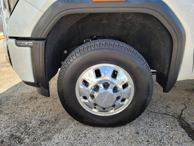 Photo of 2024 White Frost Tricoat GMC Sierra 3500