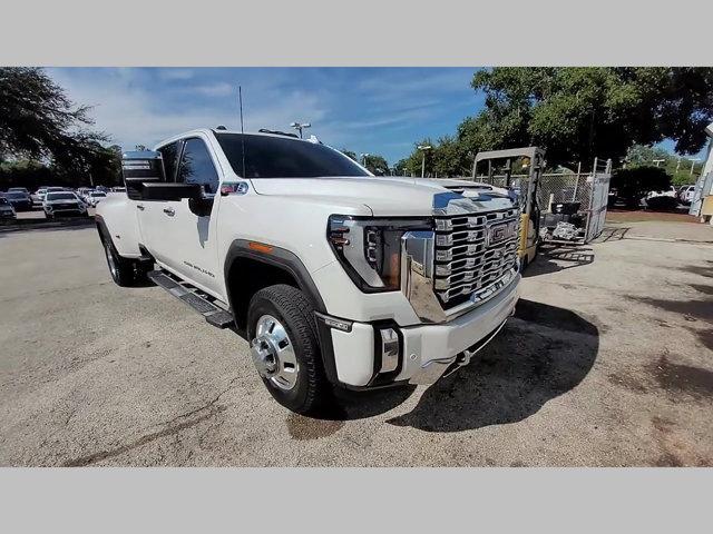 Photo of 2024 White Frost Tricoat GMC Sierra 3500