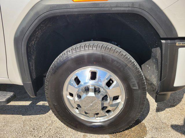 Photo of 2024 White Frost Tricoat GMC Sierra 3500