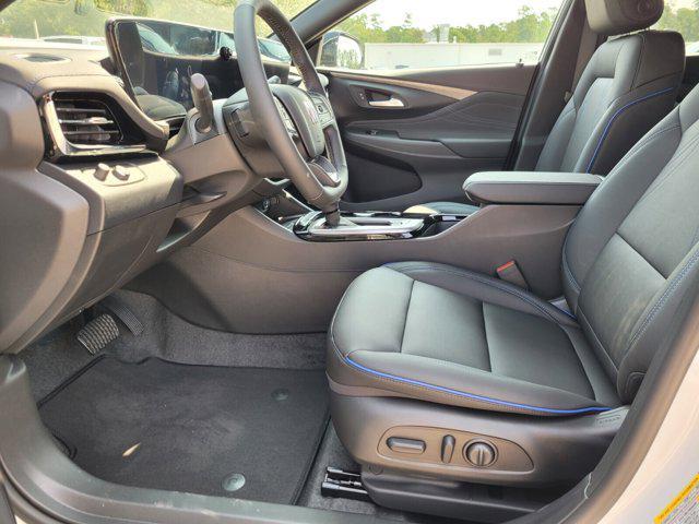 Photo of 2025 Summit White Buick Envista
