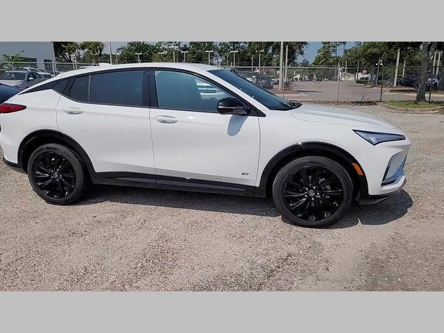 Photo of 2025 Summit White Buick Envista