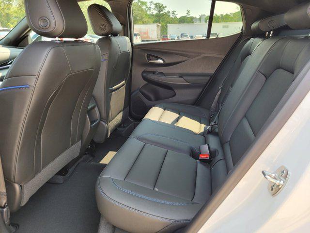 Photo of 2025 Summit White Buick Envista
