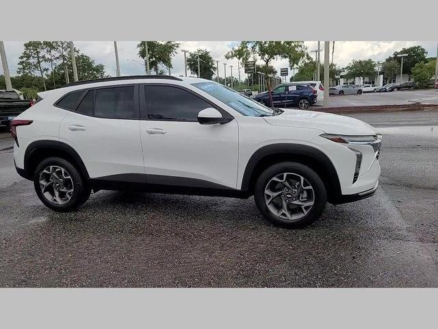 Photo of 2025 Summit White Chevrolet Trax