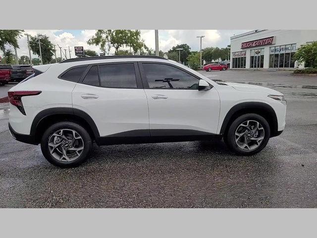 Photo of 2025 Summit White Chevrolet Trax