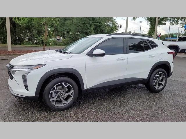 Photo of 2025 Summit White Chevrolet Trax