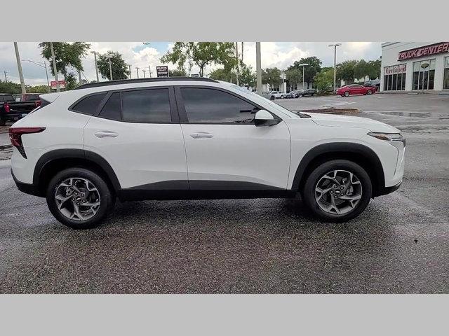 Photo of 2025 Summit White Chevrolet Trax
