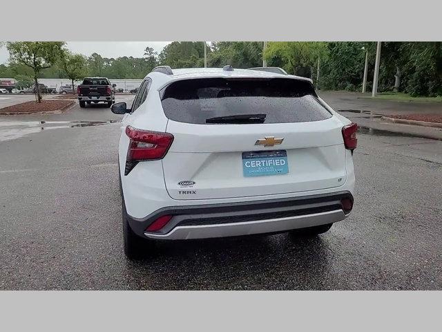 Photo of 2025 Summit White Chevrolet Trax