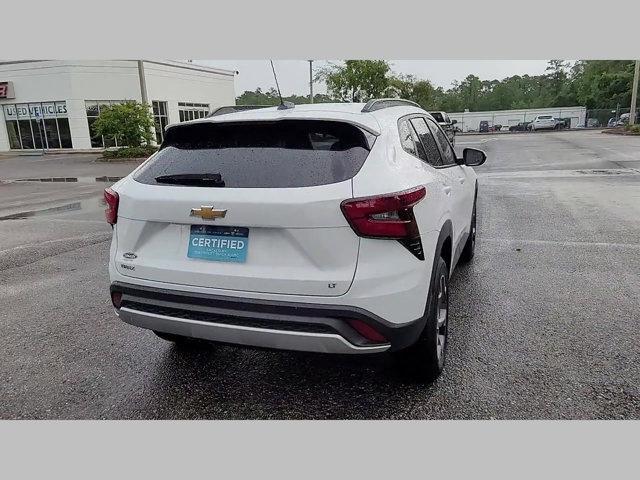 Photo of 2025 Summit White Chevrolet Trax