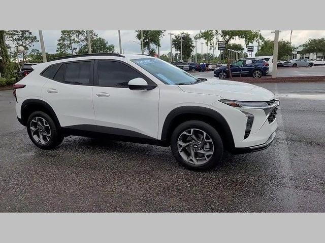 Photo of 2025 Summit White Chevrolet Trax