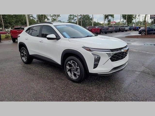 Photo of 2025 Summit White Chevrolet Trax
