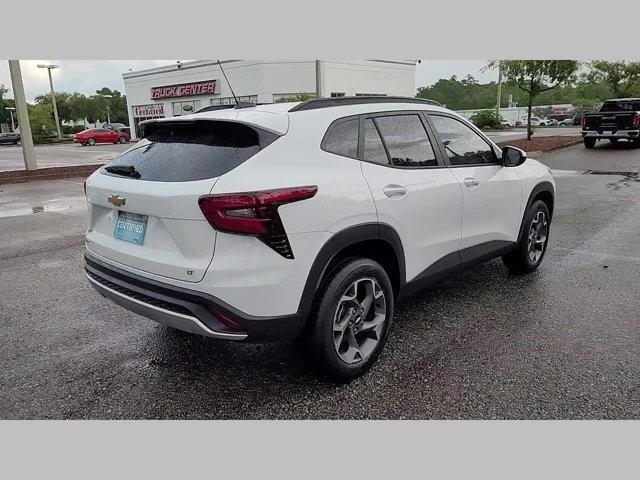 Photo of 2025 Summit White Chevrolet Trax