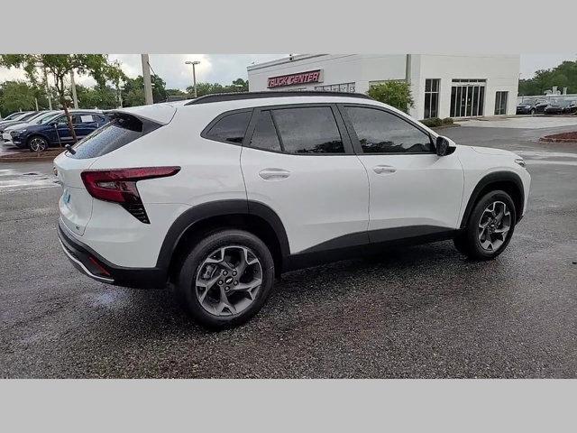 Photo of 2025 Summit White Chevrolet Trax