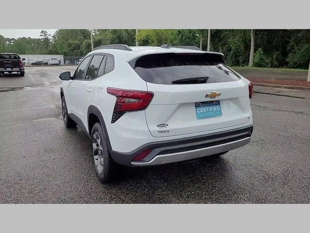 Photo of 2025 Summit White Chevrolet Trax