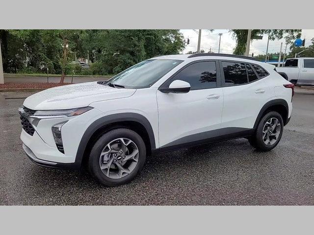 Photo of 2025 Summit White Chevrolet Trax