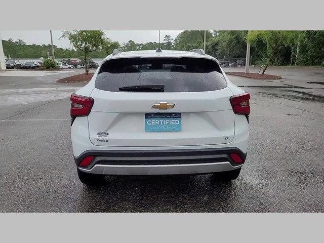 Photo of 2025 Summit White Chevrolet Trax