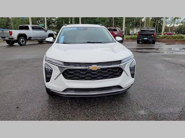 Photo of 2025 Summit White Chevrolet Trax