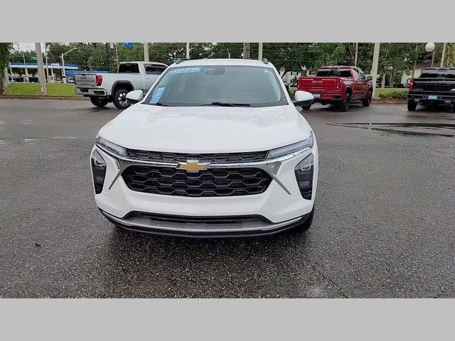 Photo of 2025 Summit White Chevrolet Trax