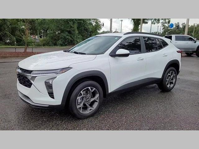 Photo of 2025 Summit White Chevrolet Trax