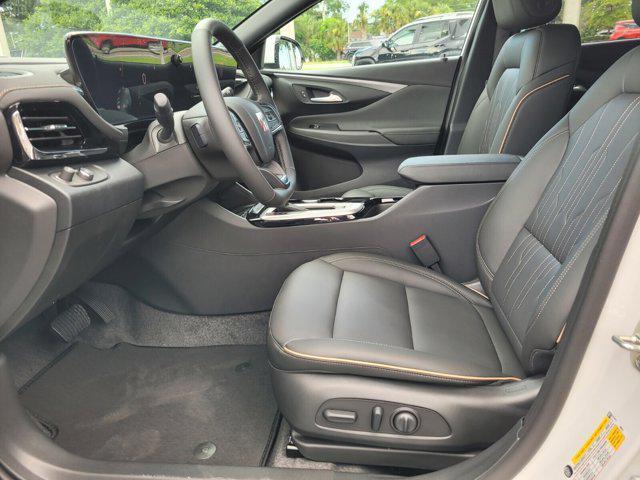 Photo of 2025 White Frost Tricoat Buick Envista