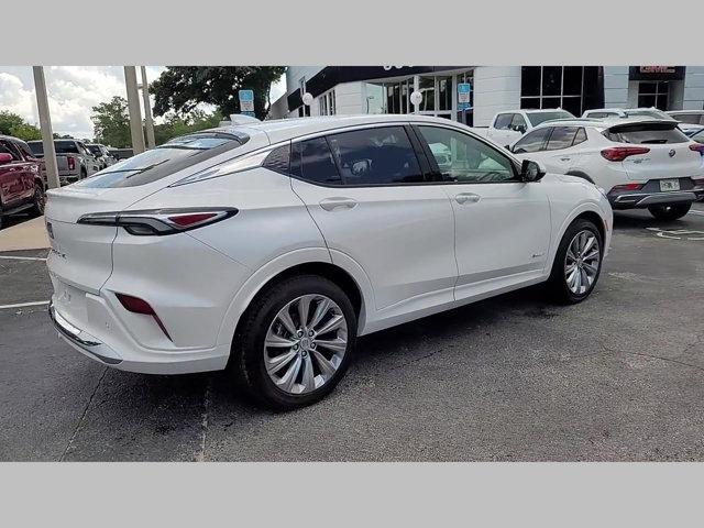 Photo of 2025 White Frost Tricoat Buick Envista