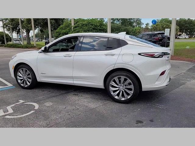 Photo of 2025 White Frost Tricoat Buick Envista