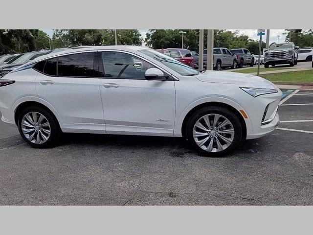 Photo of 2025 White Frost Tricoat Buick Envista