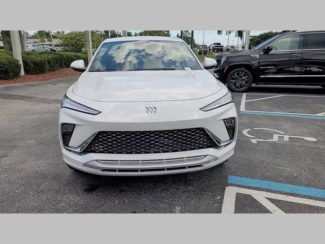 Photo of 2025 White Frost Tricoat Buick Envista