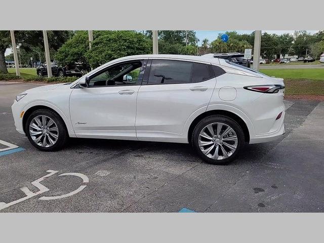 Photo of 2025 White Frost Tricoat Buick Envista