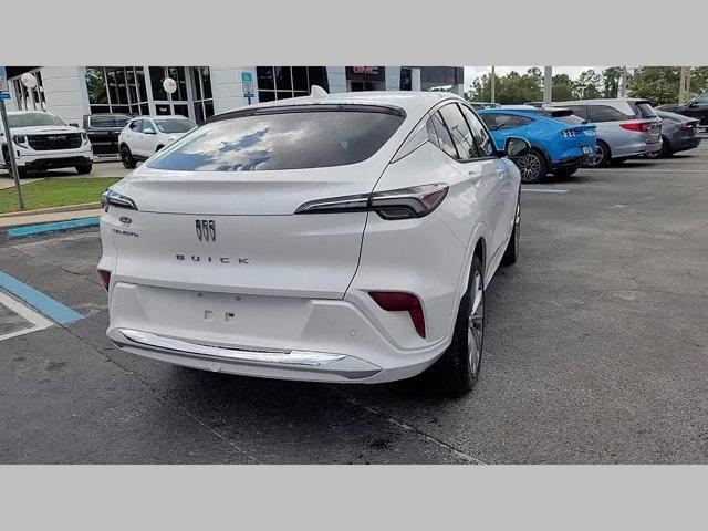 Photo of 2025 White Frost Tricoat Buick Envista
