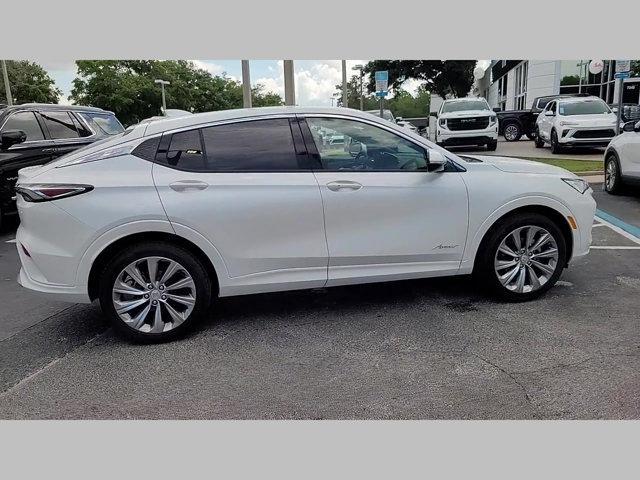 Photo of 2025 White Frost Tricoat Buick Envista