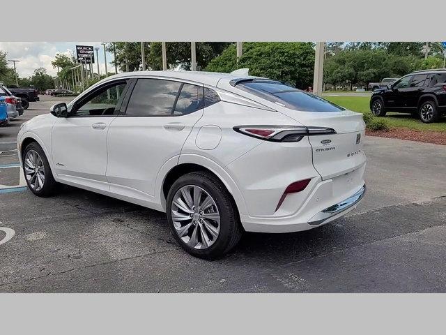Photo of 2025 White Frost Tricoat Buick Envista