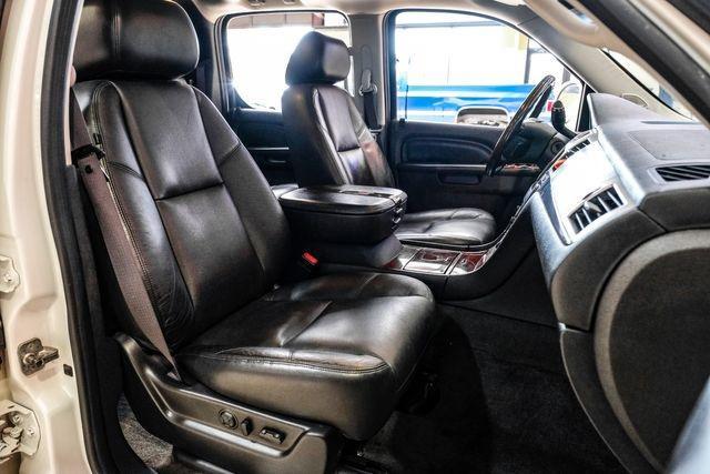 Photo of 2011 White Diamond Tricoat Cadillac Escalade EXT