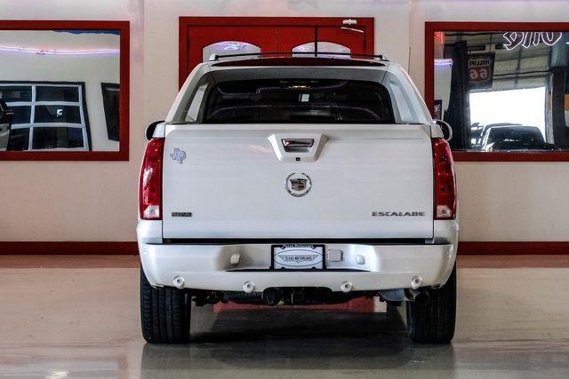 Photo of 2011 White Diamond Tricoat Cadillac Escalade EXT