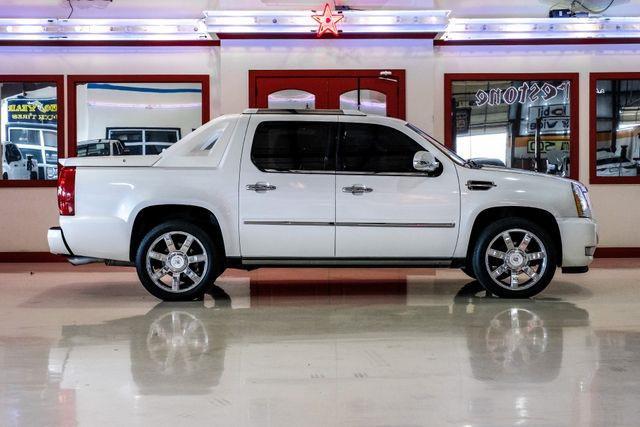 Photo of 2011 White Diamond Tricoat Cadillac Escalade EXT