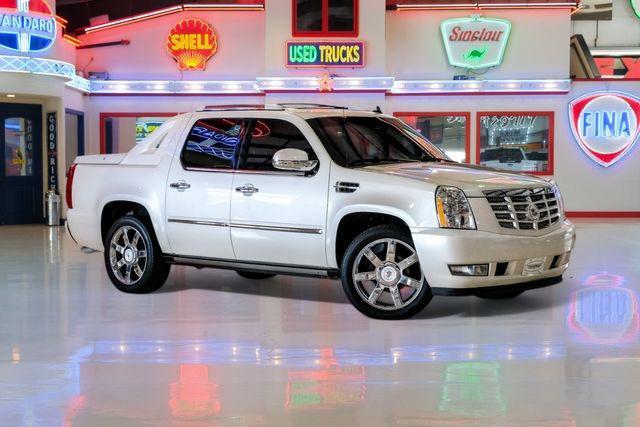 Photo of 2011 White Diamond Tricoat Cadillac Escalade EXT