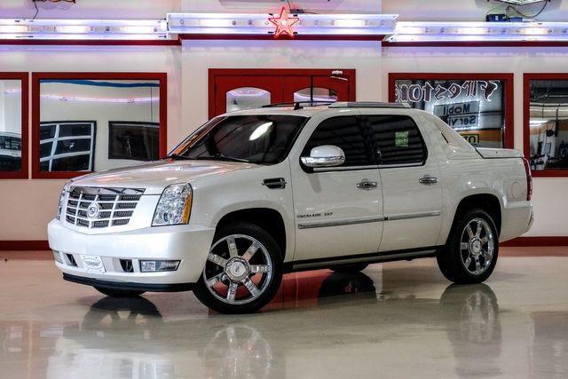 Photo of 2011 White Diamond Tricoat Cadillac Escalade EXT