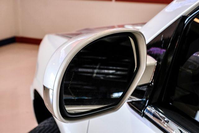 Photo of 2011 White Diamond Tricoat Cadillac Escalade EXT